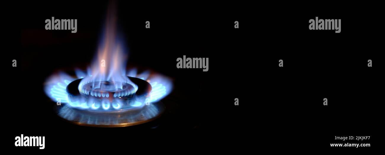 Fiamma di gas brucia su una stufa a gas Foto Stock
