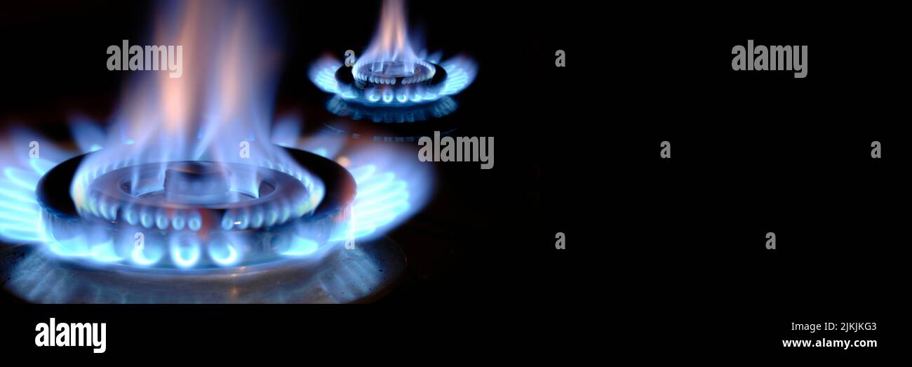 Fiamma di gas brucia su una stufa a gas Foto Stock