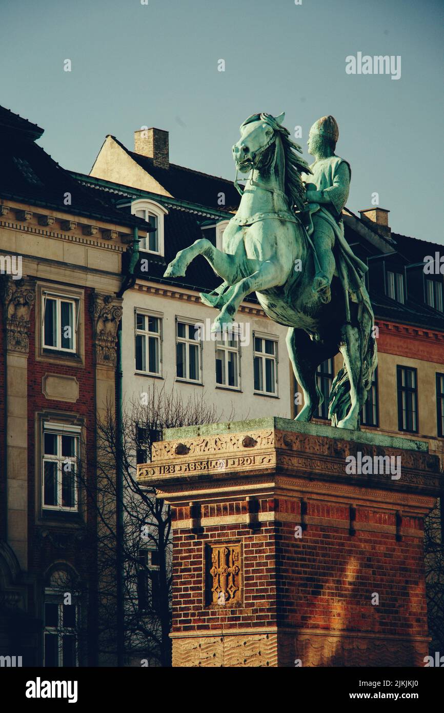 Uno scatto verticale di un vescovo Absalon nelle strade di copenaghen in una giornata di sole Foto Stock