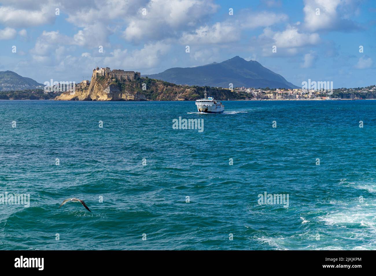 Una nave che effettua il trasporto con Ischia e Procida sullo sfondo, regione Campania, Italia Foto Stock