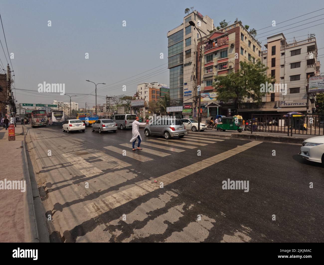 Un bel colpo di un uomo per strada con auto a traffico a Dhaka City, Bangladesh Foto Stock