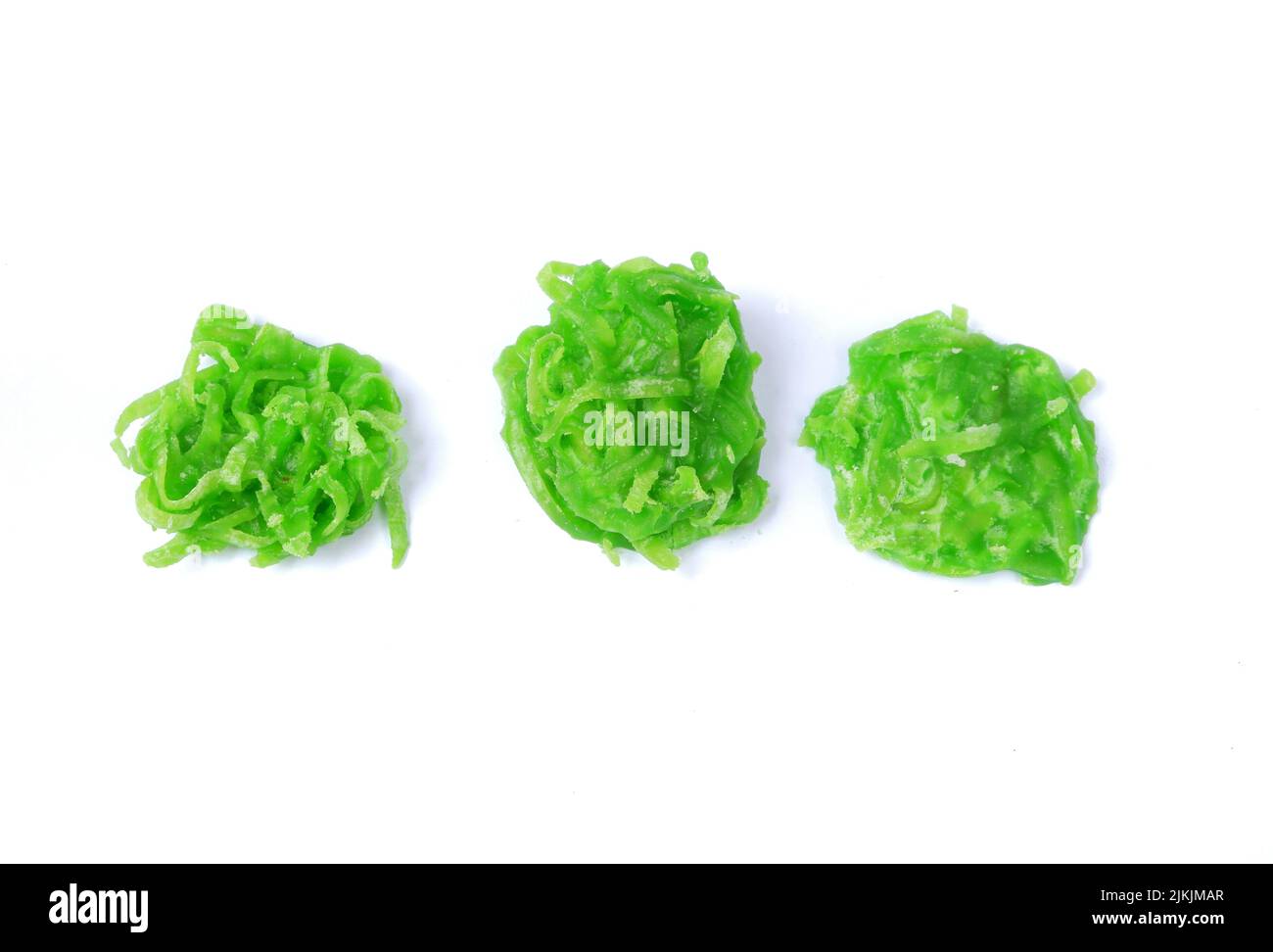 Uno spuntino giavanese tradizionale chiamato fiore di zucchero di cocco, isolato su uno sfondo bianco Foto Stock