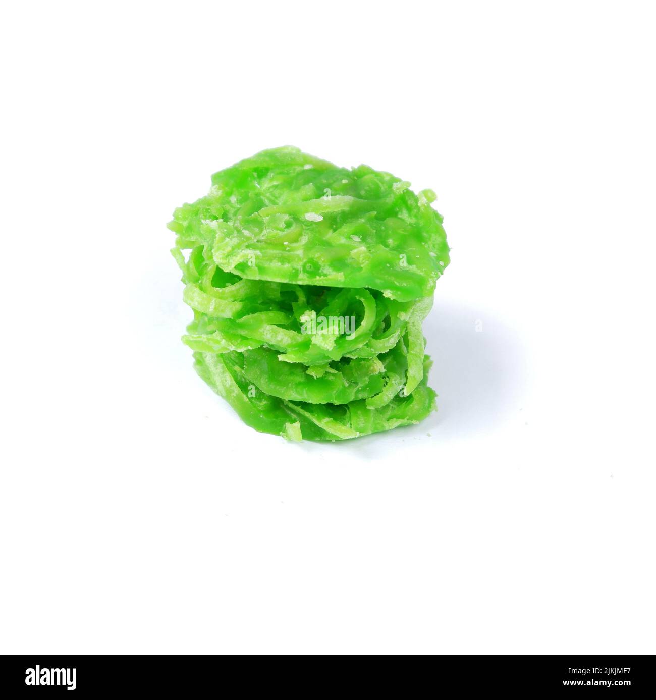 Uno spuntino giavanese tradizionale chiamato fiore di zucchero di cocco, isolato su uno sfondo bianco Foto Stock