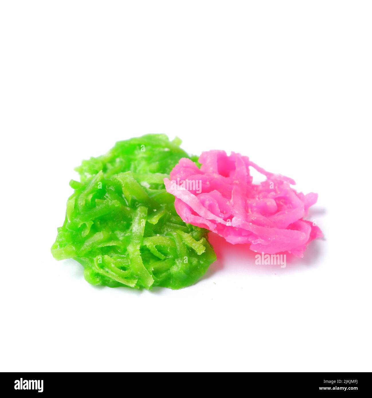 Uno spuntino giavanese tradizionale chiamato fiore di zucchero di cocco, isolato su uno sfondo bianco Foto Stock