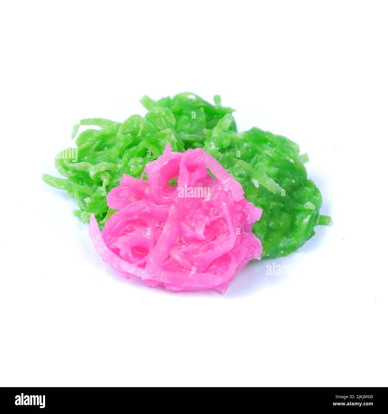 Uno spuntino giavanese tradizionale chiamato fiore di zucchero di cocco, isolato su uno sfondo bianco Foto Stock