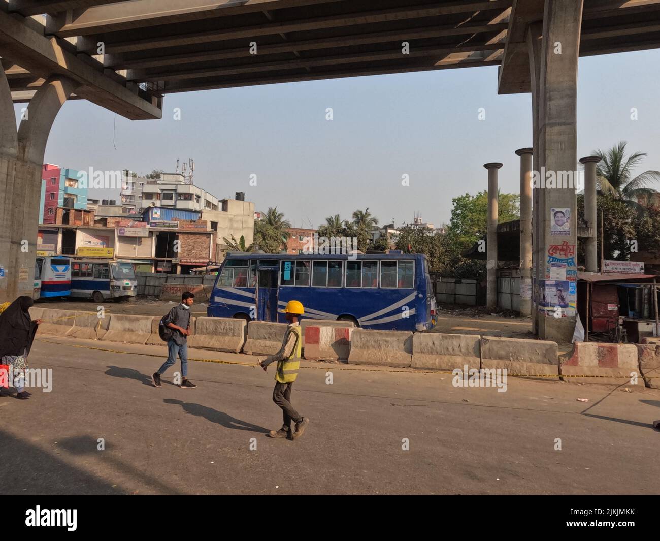 Una bella foto di persone, ingegnere civile e un maschio casual sotto un alto ponte a Dhaka, Bangladesh Foto Stock