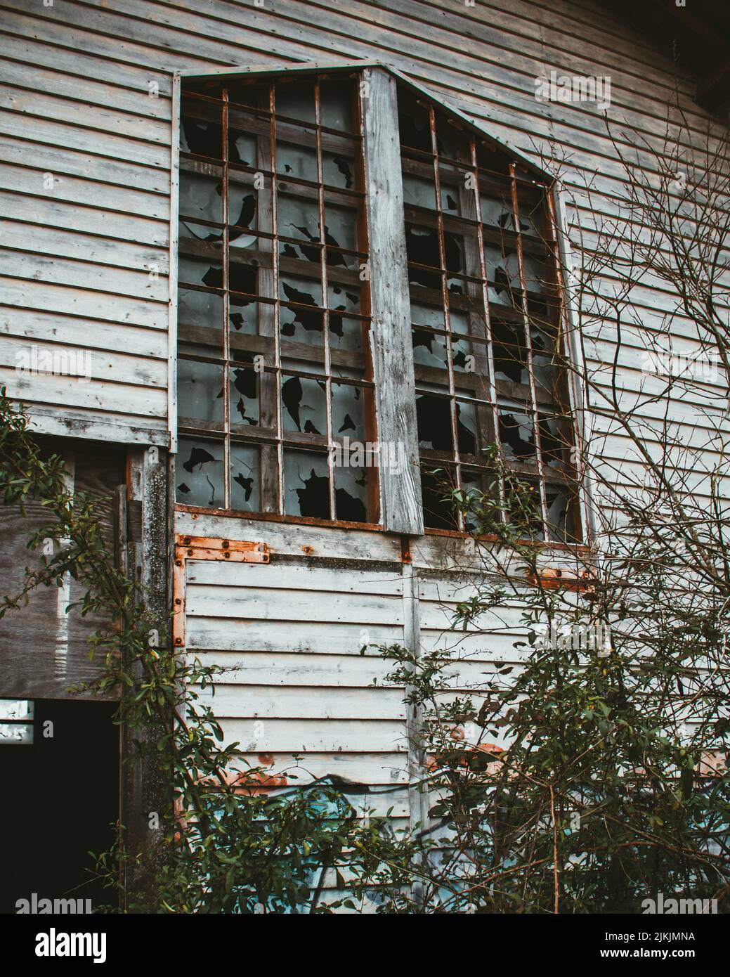 Uno scatto verticale di un urbex abbandonato Foto Stock