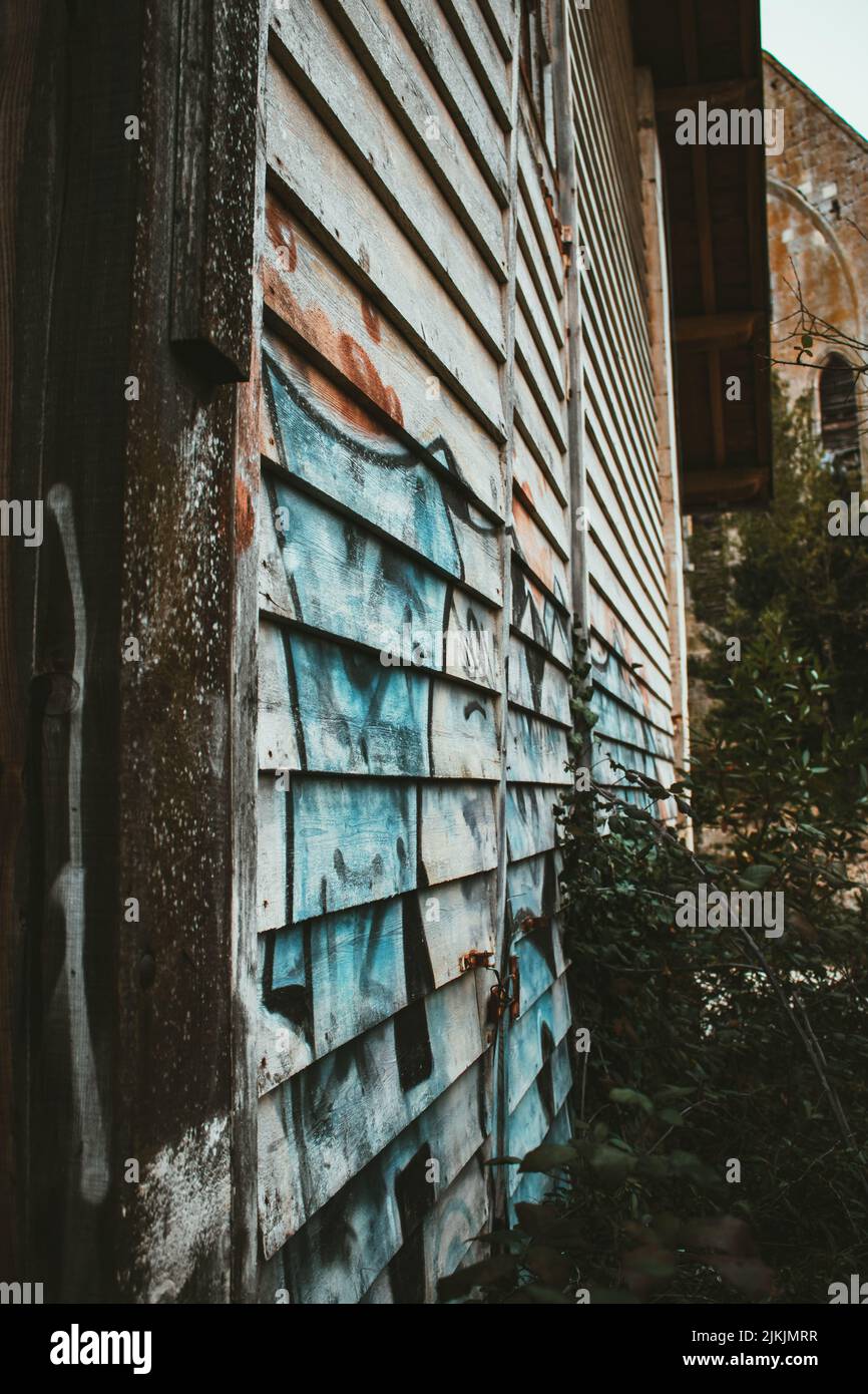 Uno scatto verticale di un urbex abbandonato Foto Stock