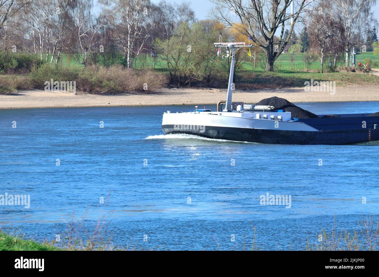 Un fiume Chiatta sul Reno, è progettato per essere utilizzato su acque interne e le vie navigabili interne. Foto Stock