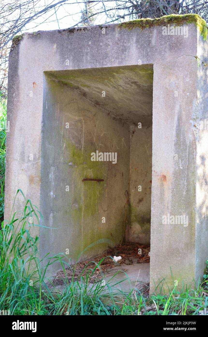 Entrata del bunker di età dalla seconda guerra mondiale, un'antica fortezza vicino a Dusseldorf Germania. Foto Stock