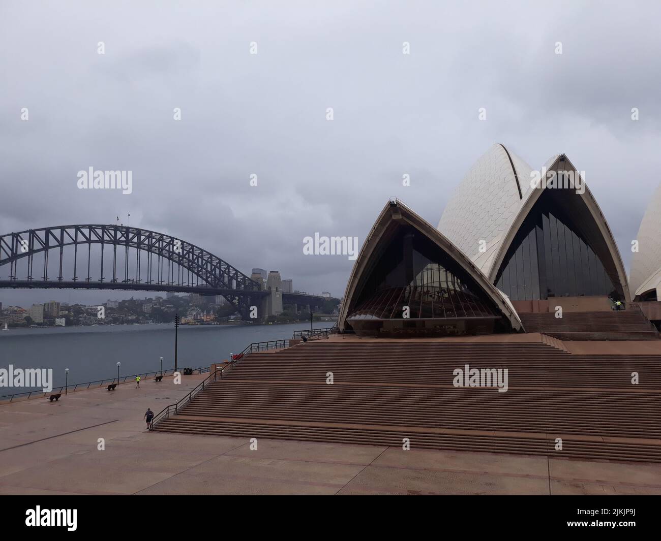 Un primo piano della Sydney Opera House situato sulle rive del Porto di Sydney Foto Stock