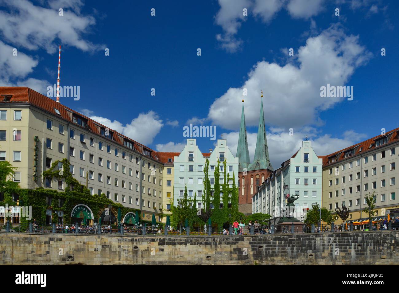 Un bellissimo scatto di un quartiere di vecchie case contro il cielo blu in piena luce del sole a Berlino, Germania. Foto Stock