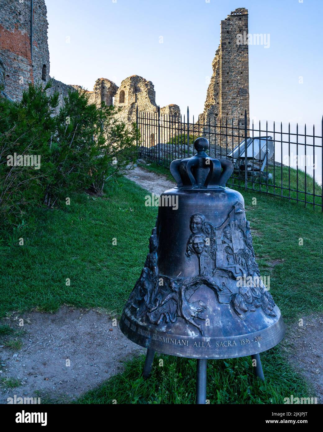 Campana decorata nei pressi della Sacra di San Michele, Piemonte, Italia Foto Stock