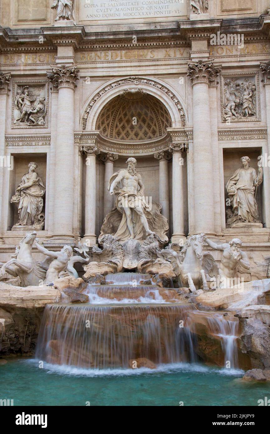 Una foto verticale della Fontana di Trevi a Roma Foto Stock