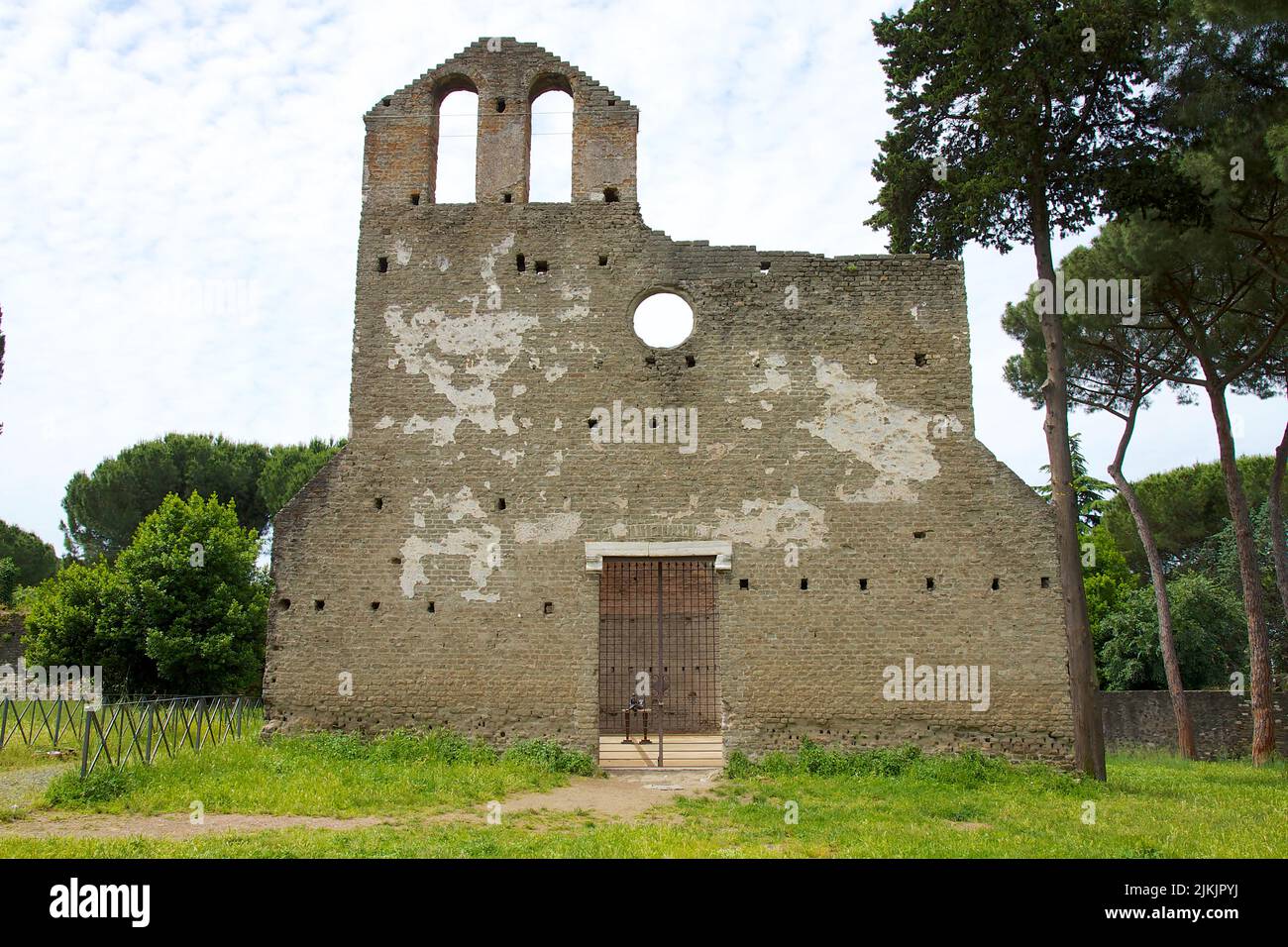 Una vista panoramica delle rovine della Chiesa di San Nicola circondata dal verde di Roma, Italia Foto Stock