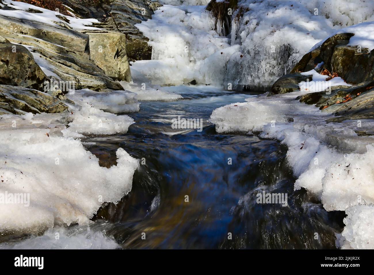 Un bellissimo scatto di un fiume ghiacciato in streaming. Foto Stock