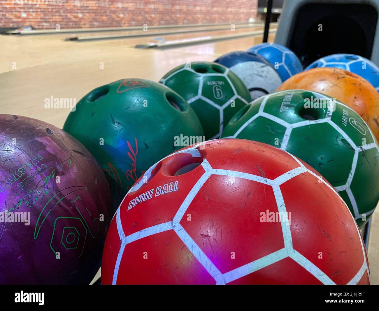 Palline da bowling colorate nella pista da bowling Foto Stock