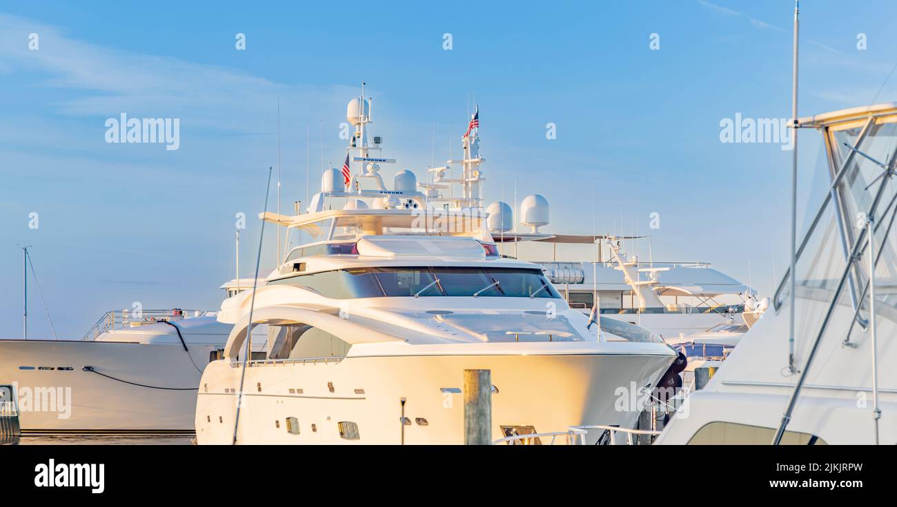 Particolare di grandi yacht nel porto di Sag Foto Stock