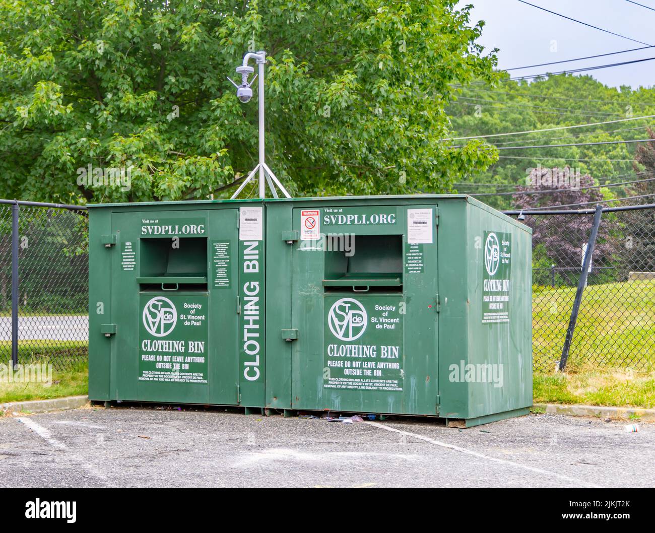 Scomparto per abbigliamento con una fotocamera montata in alto Foto Stock