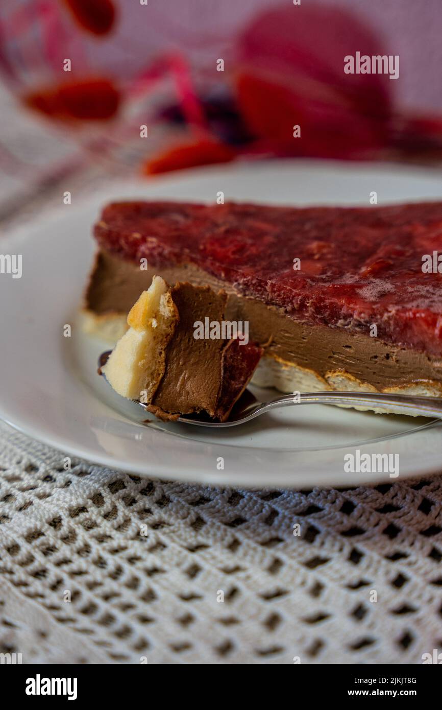 Un fuoco poco profondo di fragola e pezzo di cheesecake al cioccolato Foto Stock