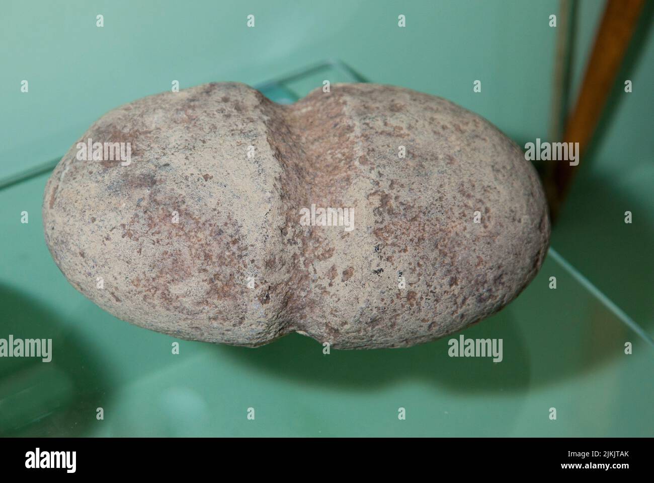 Manufatto in pietra Anasazi di un maul utilizzato come strumento di costruzione che sono stati utilizzati per costruire case e nella sagomatura delle pietre. Museo del Parco Nazionale di Mesa Verde, Colora Foto Stock