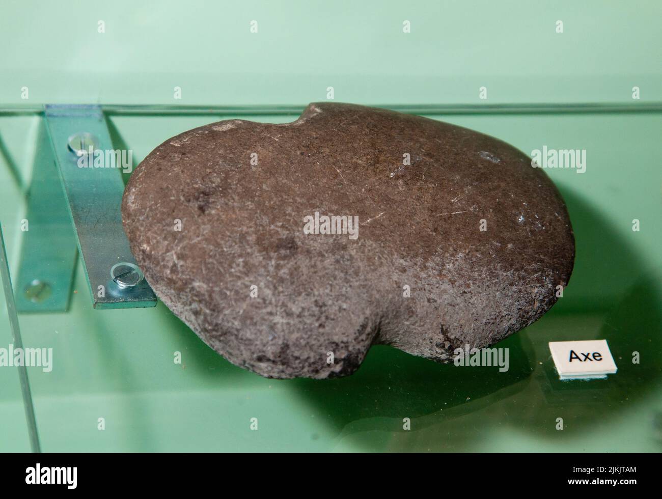 Il manufatto in pietra di Anasazi di un'ascia scanalata utilizza come strumento di costruzione per costruire case e per modellare pietre. Mesa Verde National Park Museum, Colorado Foto Stock