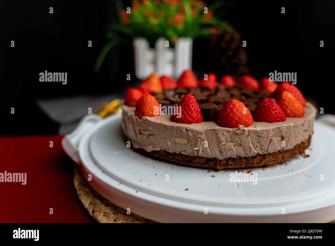 Un fuoco poco profondo di una torta budino al cioccolato alla fragola Foto Stock