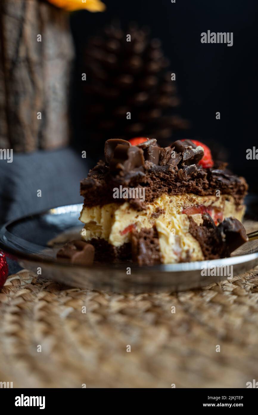 Un fuoco poco profondo di un pezzo di torta al cioccolato alla fragola Foto Stock