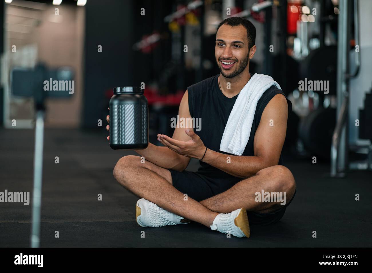Sport African American Man Recording Video Content mentre sei seduto in palestra Foto Stock