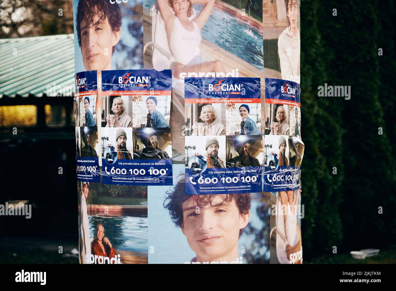 Un primo piano di banner pubblicitari della società di credito finanziario Boca Foto Stock