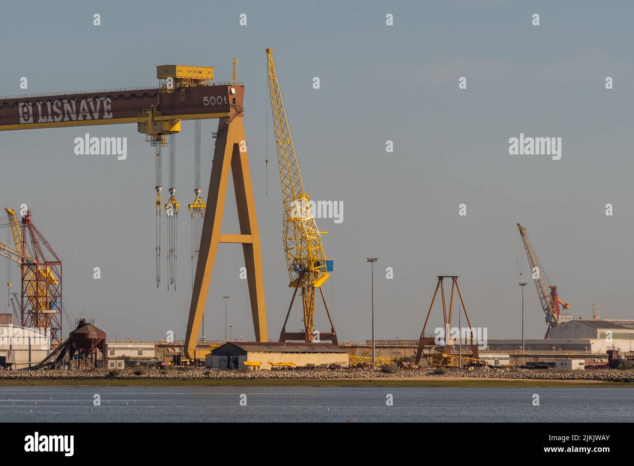 L'azienda navale di Lisnave con le sue attrezzature industriali e gru nel porto di Setubal, Portogallo Foto Stock