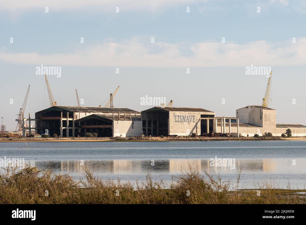 L'azienda navale di Lisnave con le sue attrezzature industriali e gru nel porto di Setubal, Portogallo Foto Stock