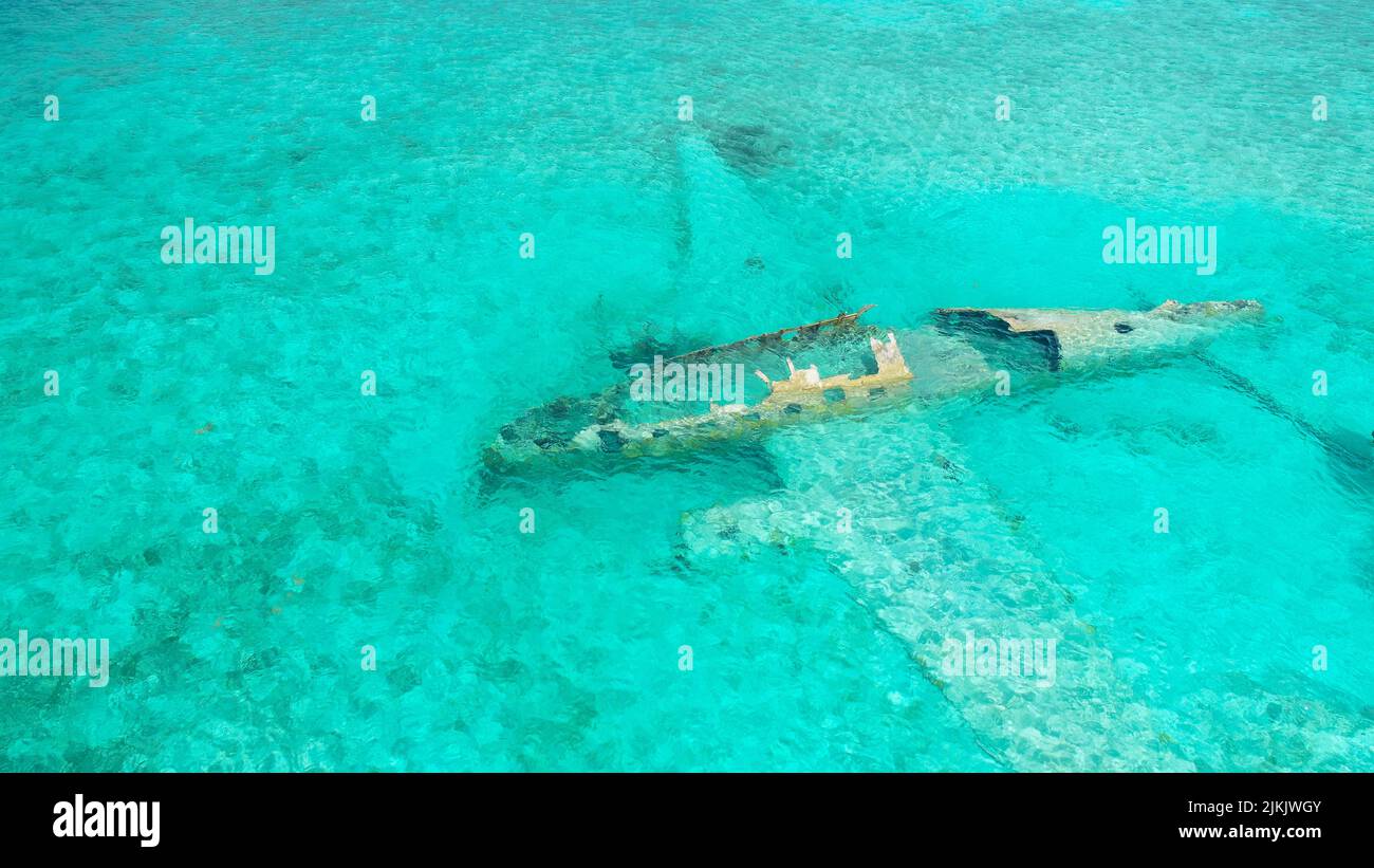 Il famoso relitto dell'aereo di Staniel Cay vicino all'isola di Compass Cay, Exumas, Bahamas Foto Stock