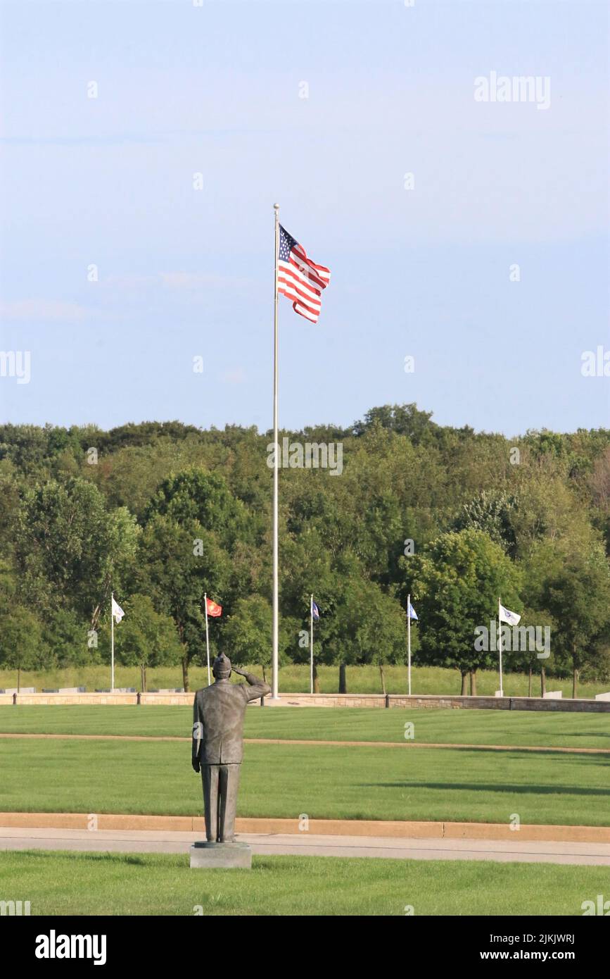 Una foto verticale della statua di William Jennings Bryan da dietro nel cimitero nazionale della riserva occidentale dell'Ohio Foto Stock