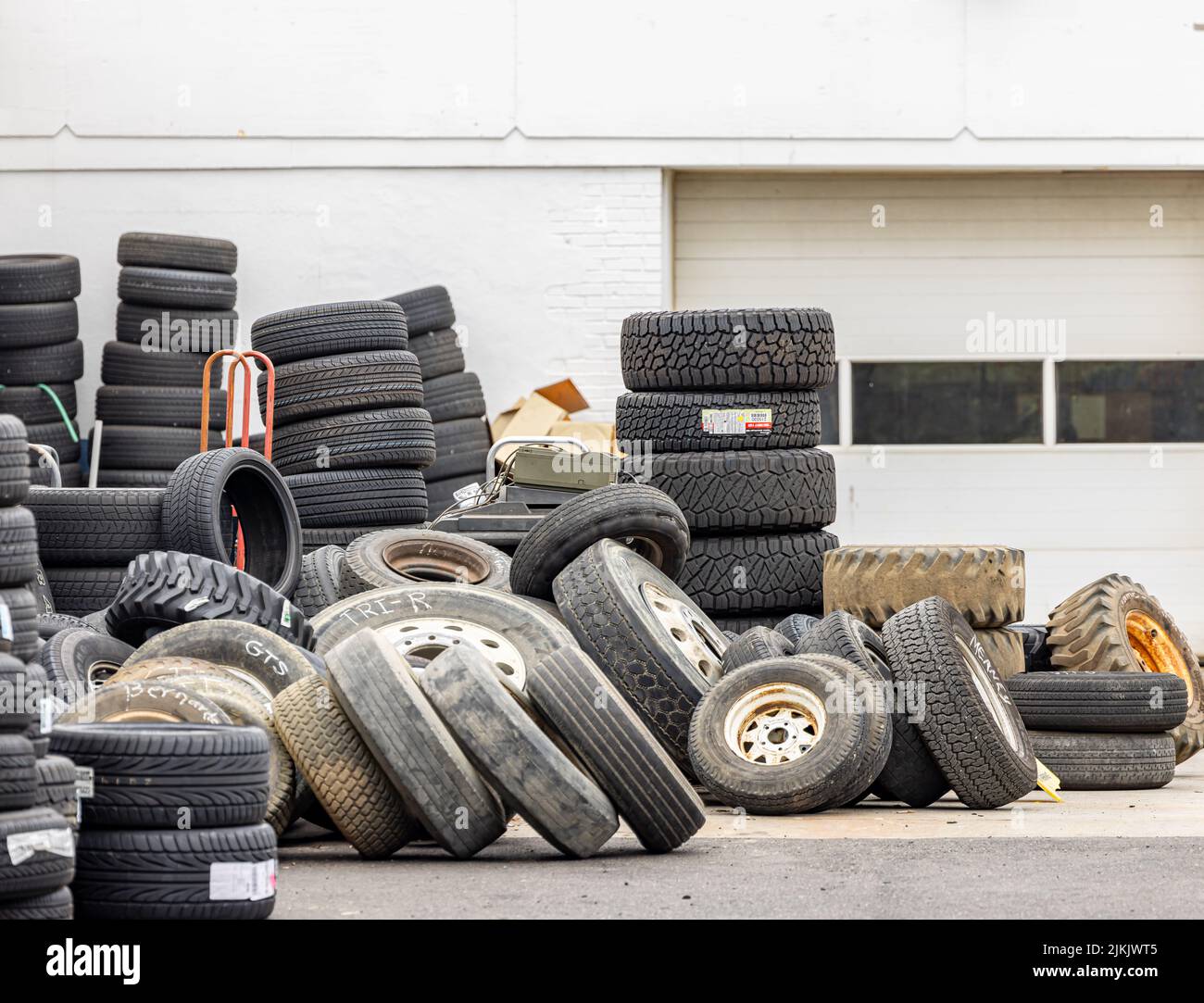 Pile di pneumatici per automobili Foto Stock