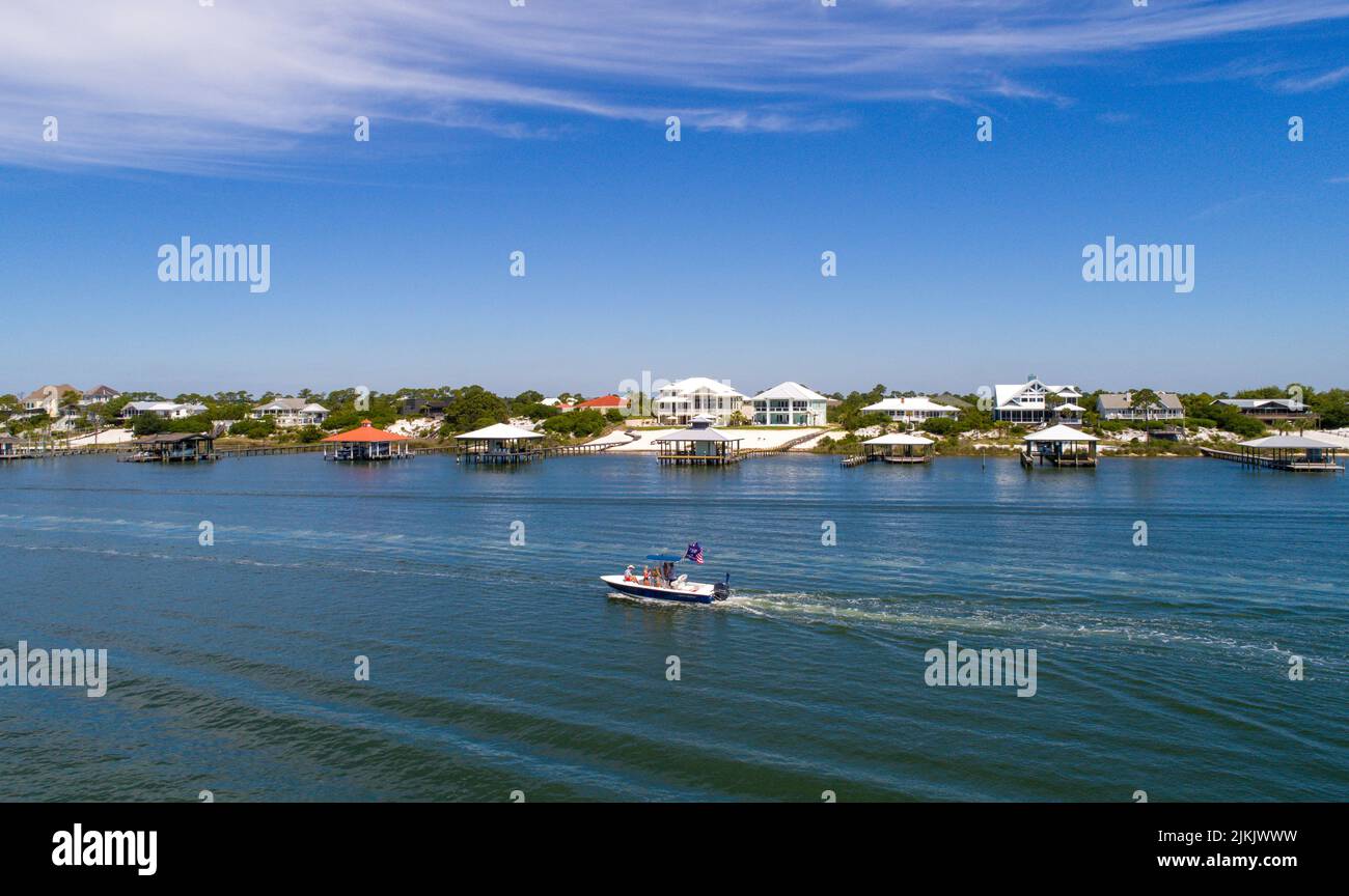 Una vista in lontananza del fiume Ole e dell'isola di Ono a Orange Beach, Alabama Gulf Coast, Stati Uniti Foto Stock