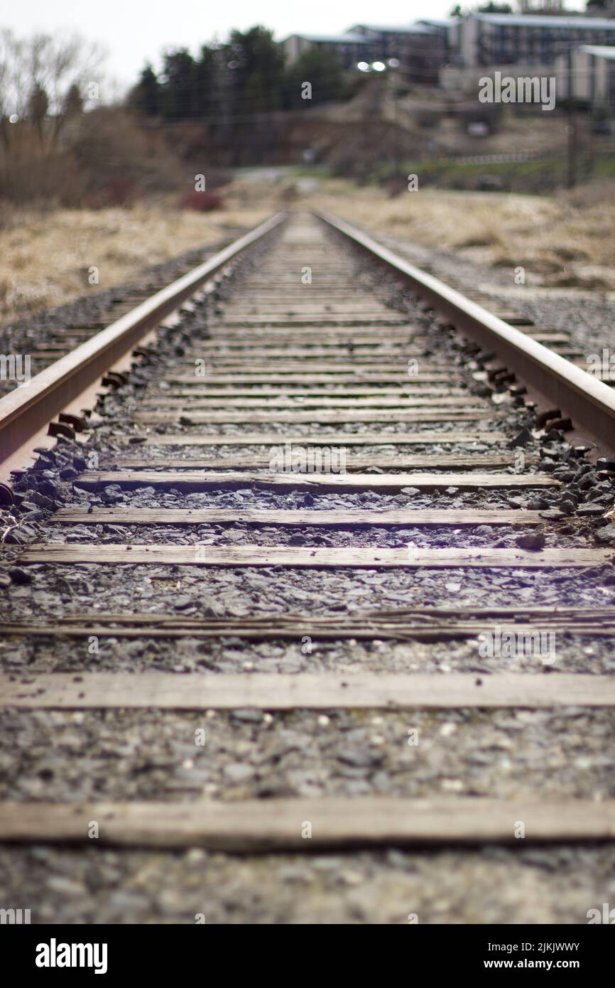 Un colpo verticale di una ferrovia in acciaio e ferro invecchiato Foto Stock