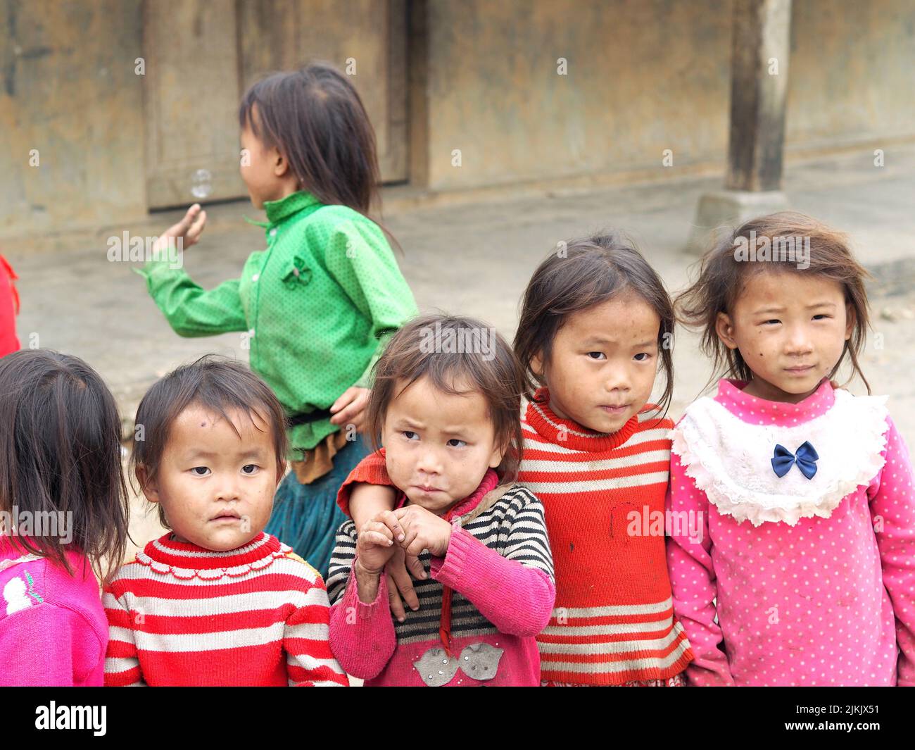 Un gruppo di bambine per le strade di ha Giang nel nord del Vietnam Foto Stock