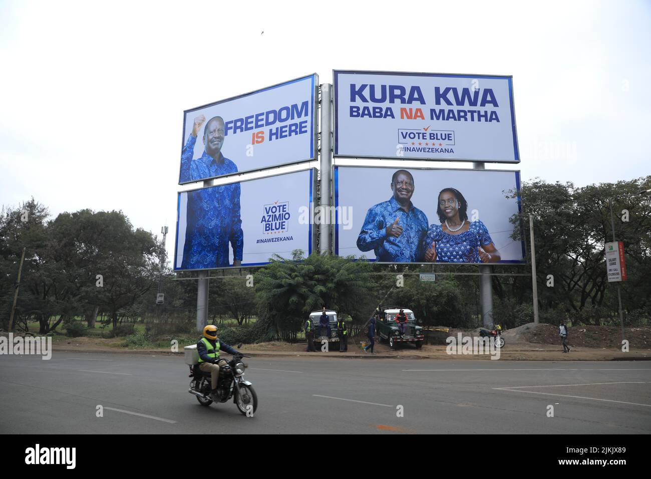 Un cartellone di campagna di Azimio la Umoja, un candidato presidenziale del Kenya Raila Odinga e il suo compagno di corsa Martha Karua è visto nel quartiere centrale degli affari di Nairobi. L'ex primo ministro si trova di fronte al vice presidente in carica e al candidato presidenziale dell'Alleanza democratica unita (UDA) William Ruto nelle elezioni generali del 9 agosto 2022. Foto Stock