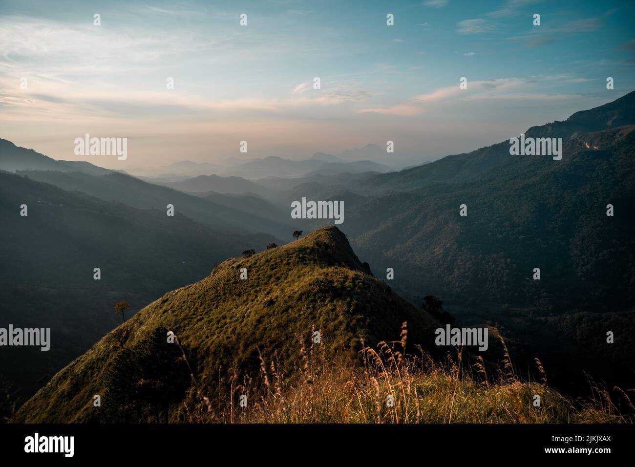 Un bellissimo scatto di Little Adam's Peak durante l'alba in Sri Lanka Foto Stock