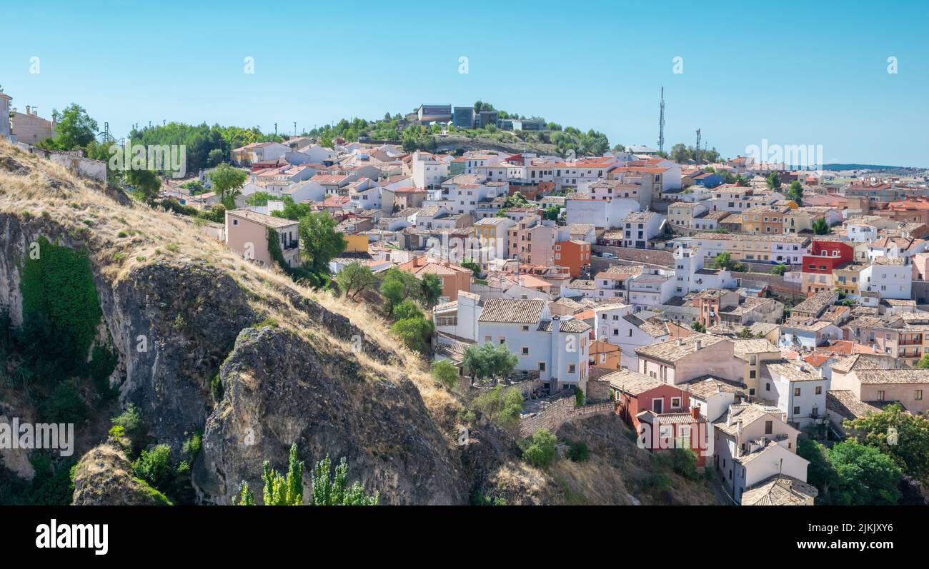 Vista de casas sobre colina en el barrio de San Antón de la ciudad española de Cuenca Foto Stock