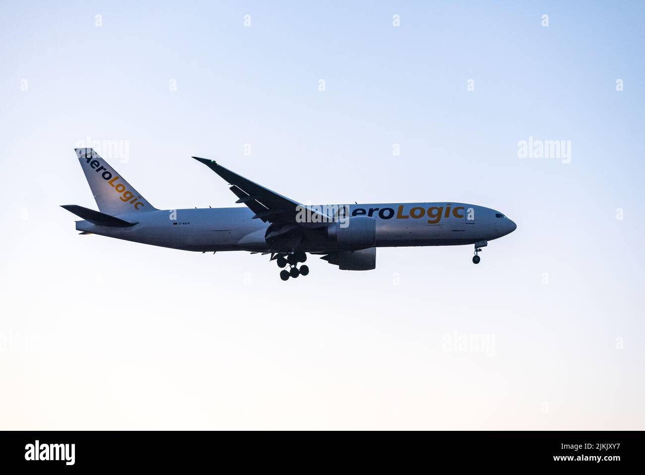 Un aereo Aerologic che si avvicina all'aeroporto di Francoforte, Germania Foto Stock