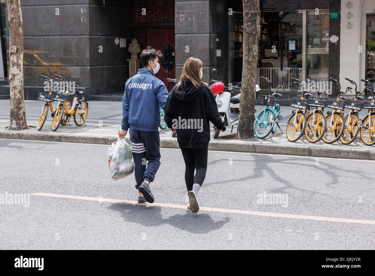 Una coppia che va in un supermercato shopping per gli oggetti essenziali in preparazione per il blocco durante la pandemia COVID19 Foto Stock