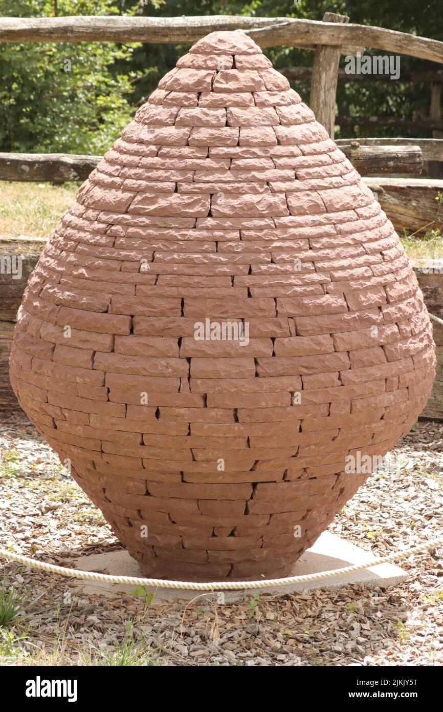 Primo piano verticale di una scultura a forma di uovo impilata in pietra all'aperto in Baviera, Germania Foto Stock