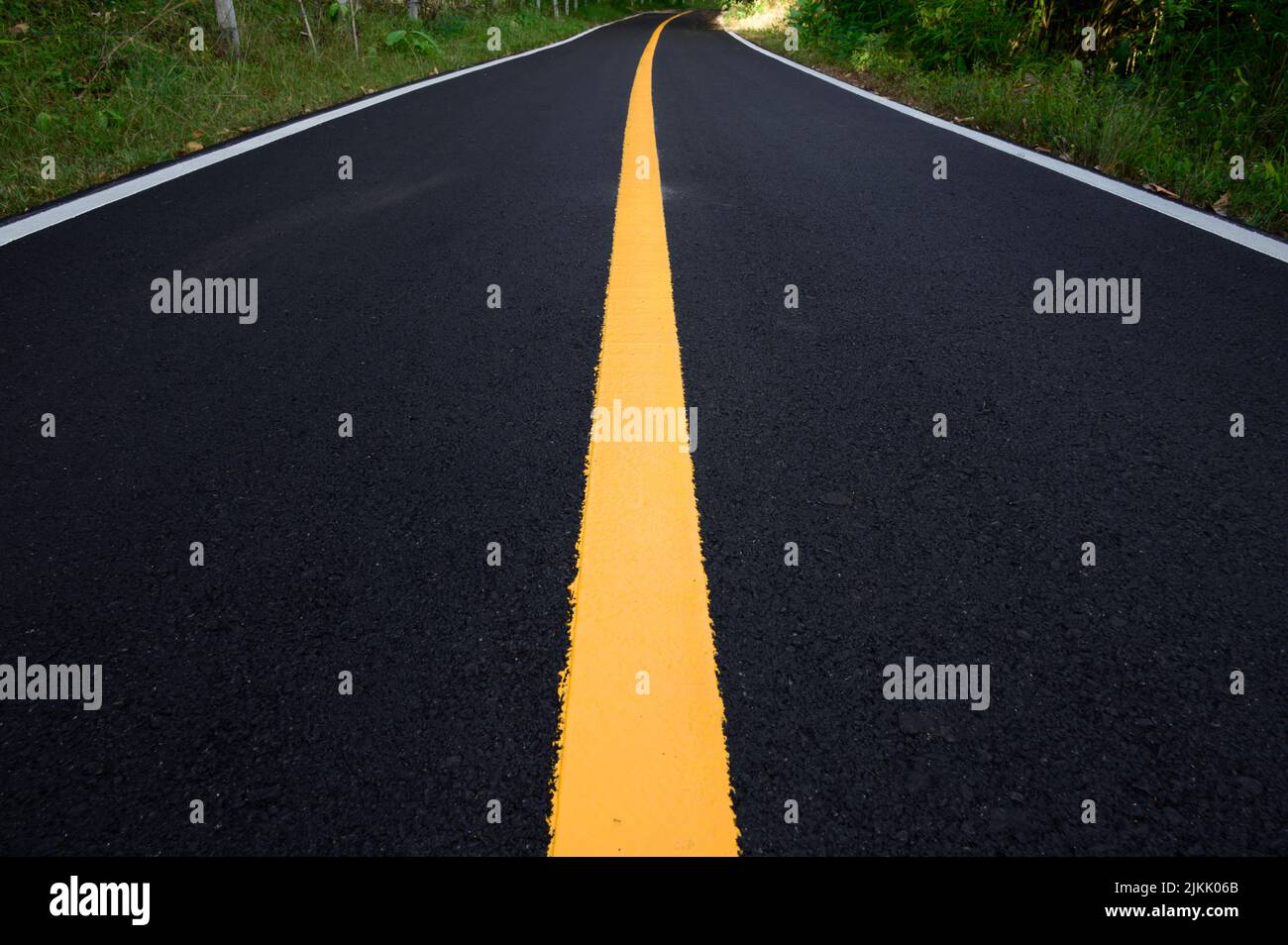 Strada asfaltata con linee, fondo stradale orizzontale Foto Stock