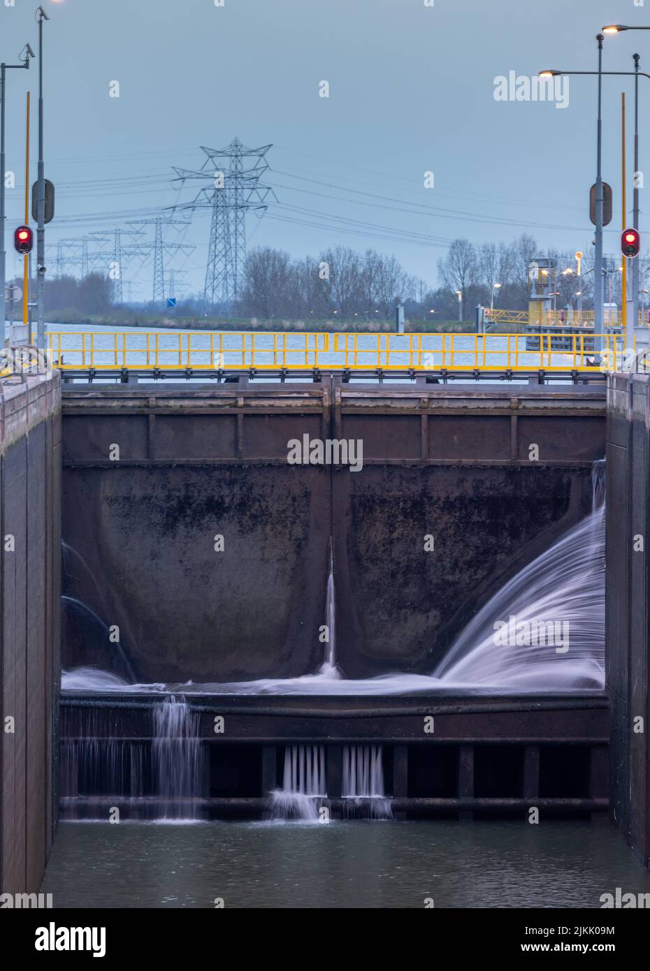 Uno scatto verticale di una delle più grandi chiuse dei Paesi Bassi situate a Maasbracht Foto Stock