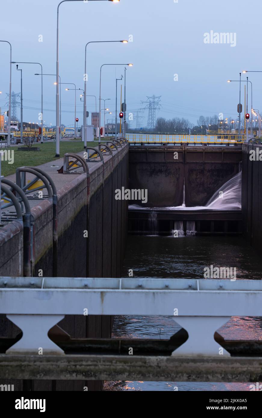 Uno scatto verticale di una delle più grandi chiuse dei Paesi Bassi situate a Maasbracht Foto Stock