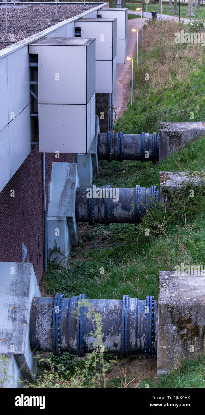 Un colpo verticale delle pompe dell'acqua per una delle più grandi saracinesche dei Paesi Bassi. Foto Stock