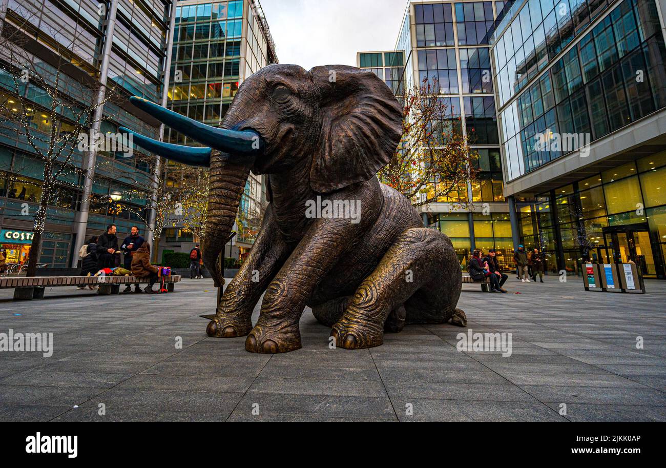 Un colpo verticale di mandria di sculture in bronzo di speranza a Spitalfields, Londra, Regno Unito Foto Stock