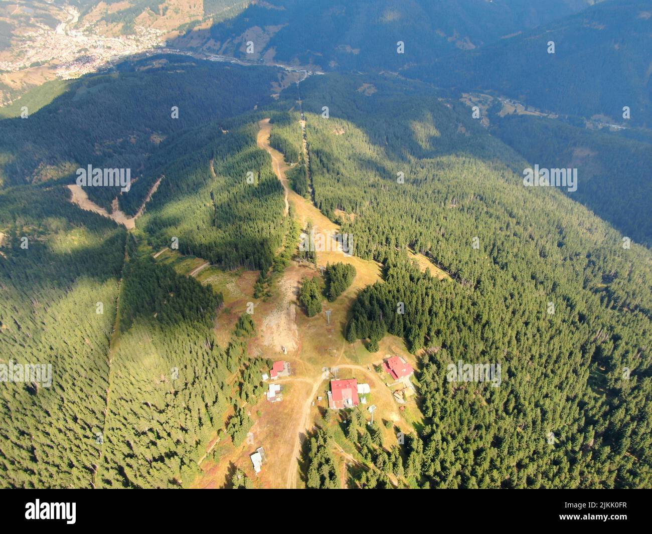 Una vista aerea delle montagne e della campagna bulgara di Asenovgrad Foto Stock